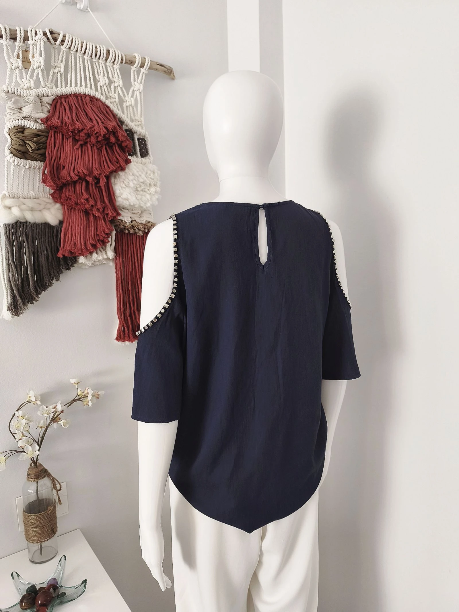 Vloeibare blouse met studs en schouderuitsnijding van Amy Lou – photo 2